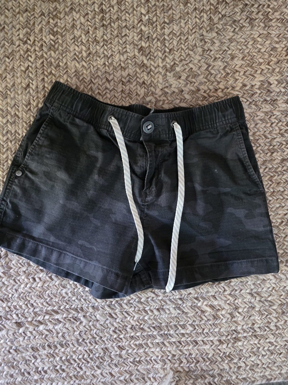 Vuori Black Camo Drawstring Casual Shorts Size S, Used Gread Condition.